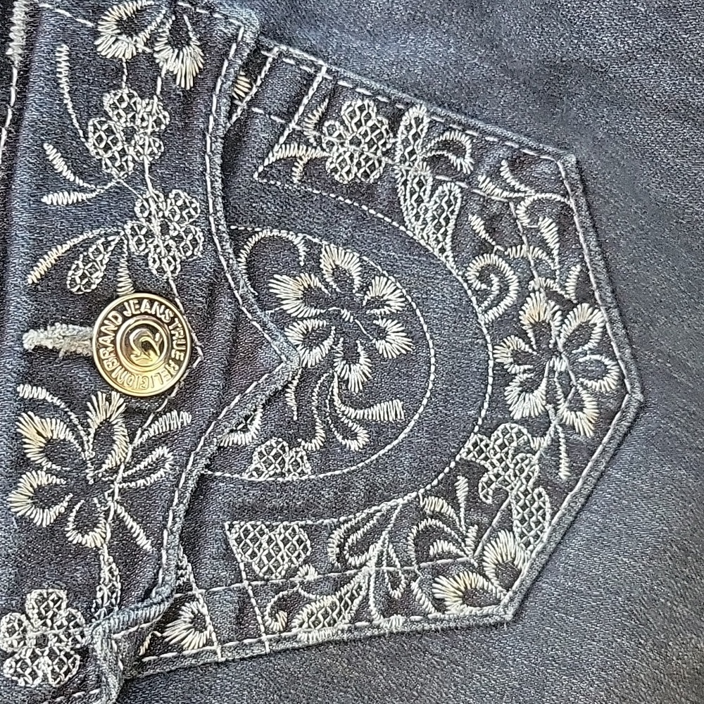 True Religion floral embroidered back pockets boot cut jean - Picture 16 of 16